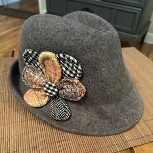 Like New Vintage Christy's Crown Series Gray Wool Fedora with Flower Motif